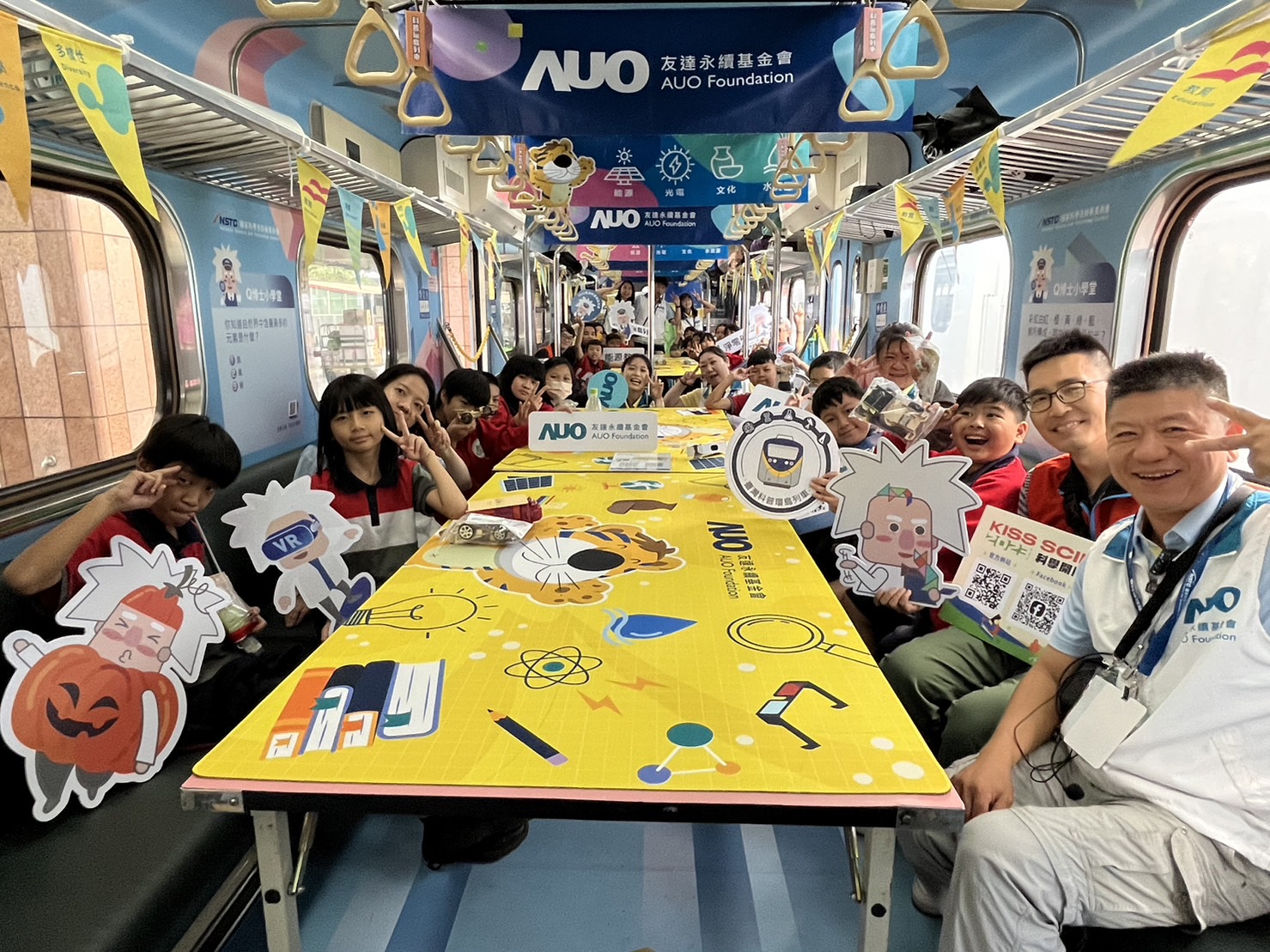 DG视讯永續基金會參與「臺灣科普環島列車」，設計基礎科學車廂課程，以「淨零碳排和永續能源」為主題，讓學生透過創意實驗認識淨零知識，以及思考生活中的減碳行為